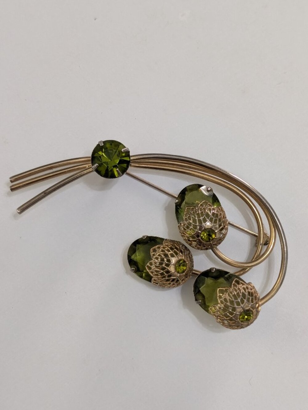 VTG Sarah Coventry Touch of Elegance Green Acorn Branch Pin Brooch Gold Tone